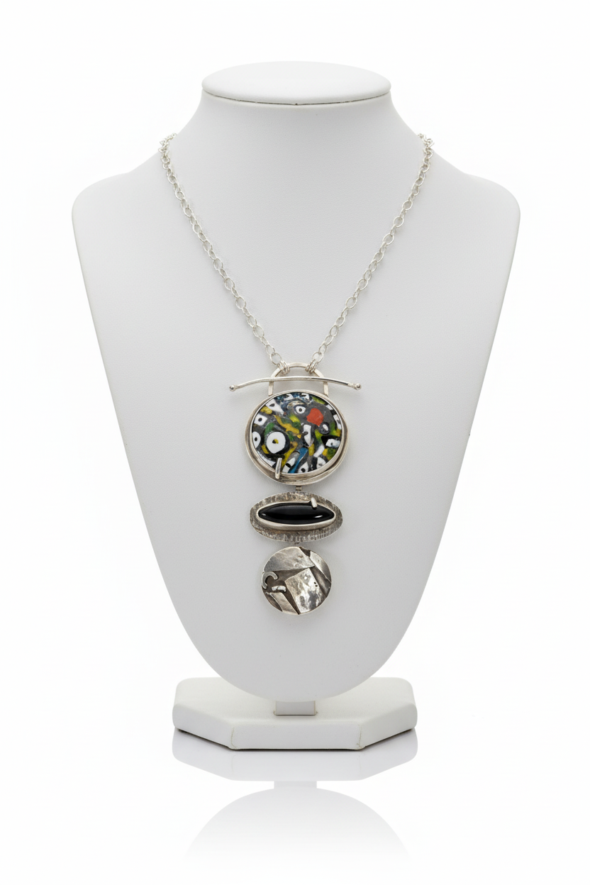 Necklace on tall bust with accurate colors
